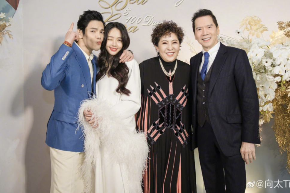 向華強（右一）將身家財產都將交給媳婦郭碧婷（左二）管理。（圖／翻攝微博）